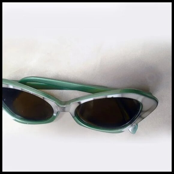 Retro Cateye Green Retro Marble Look Sunglasses - 50s via 70s - Picture 3 of 12